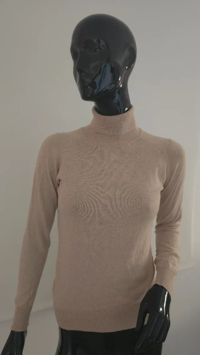 Jersey de punto beige de cuello vuelto