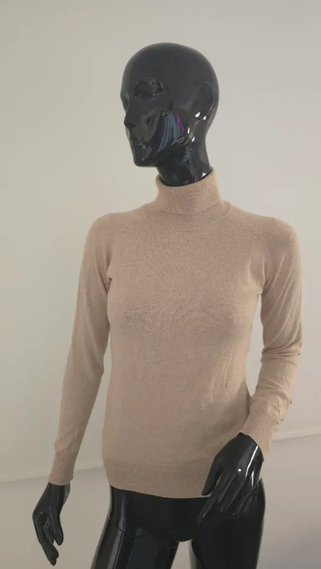 Jersey de punto beige de cuello vuelto