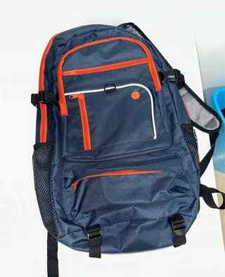 Mochila azul y naranja