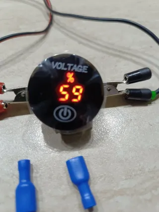 Voltmetro Digitale LED (Verde) (Blu) (Rosso).