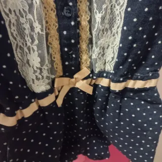 Mono azul con lunares blancos y encaje