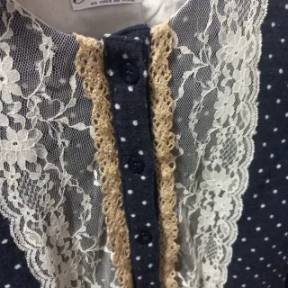 Mono azul con lunares blancos y encaje