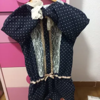 Mono azul con lunares blancos y encaje