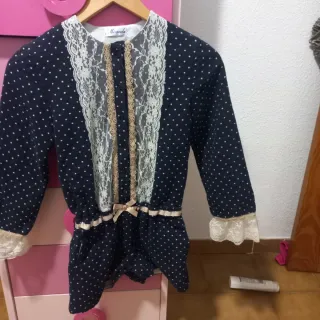 Mono azul con lunares blancos y encaje