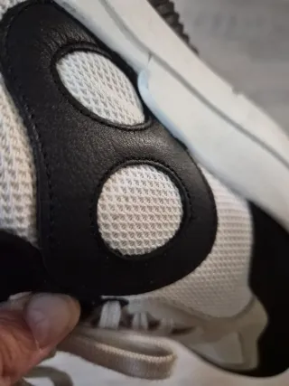 Zapatillas Purificación Garcia blancas y negras