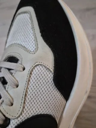 Zapatillas Purificación Garcia blancas y negras