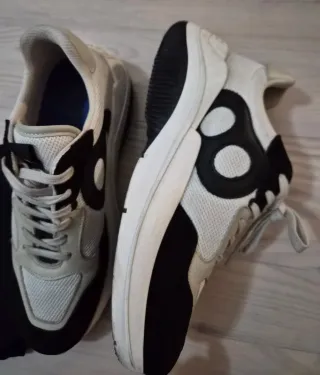 Zapatillas Purificación Garcia blancas y negras