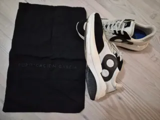 Zapatillas Purificación Garcia blancas y negras