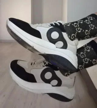 Zapatillas Purificación Garcia blancas y negras