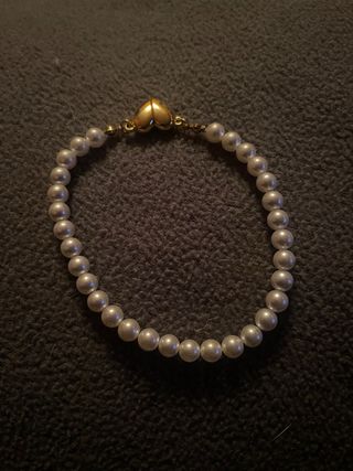Pulsera perlas y cierre corazón dorado