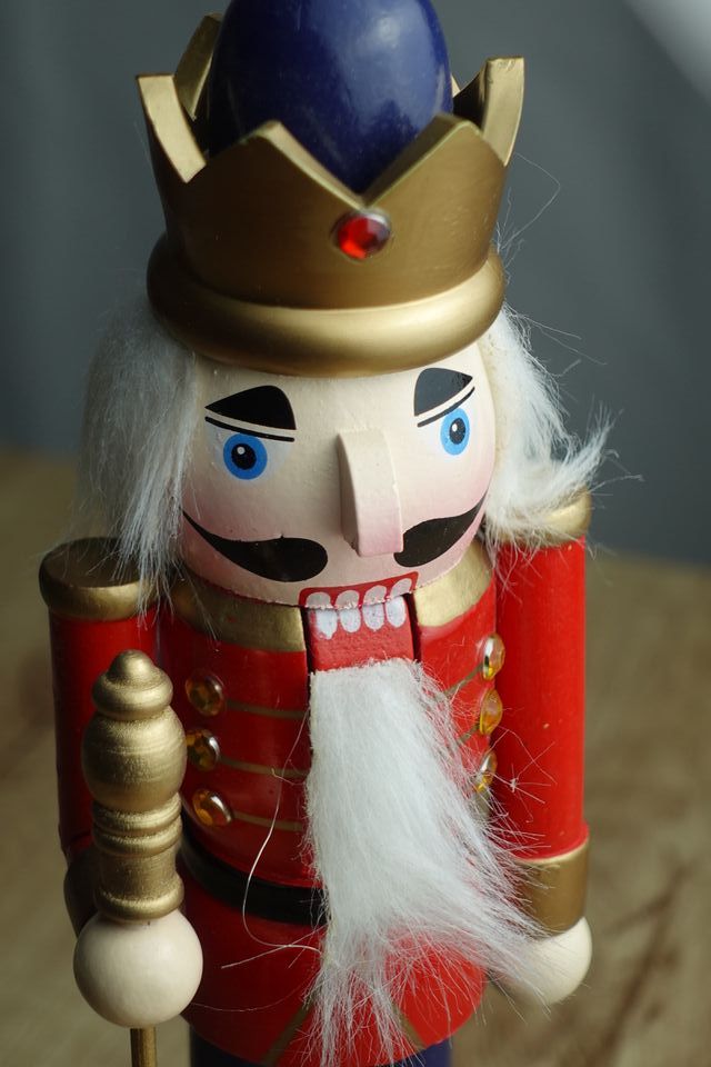 Casca-nozes Rei Madeira 36cm Vermelho Dourado