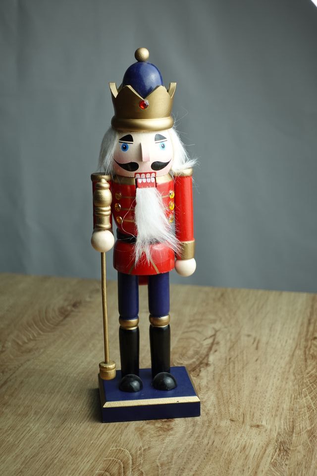 Casca-nozes Rei Madeira 36cm Vermelho Dourado