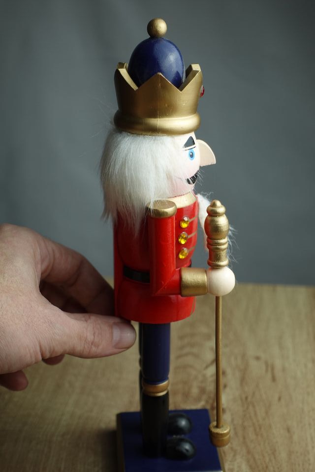 Casca-nozes Rei Madeira 36cm Vermelho Dourado