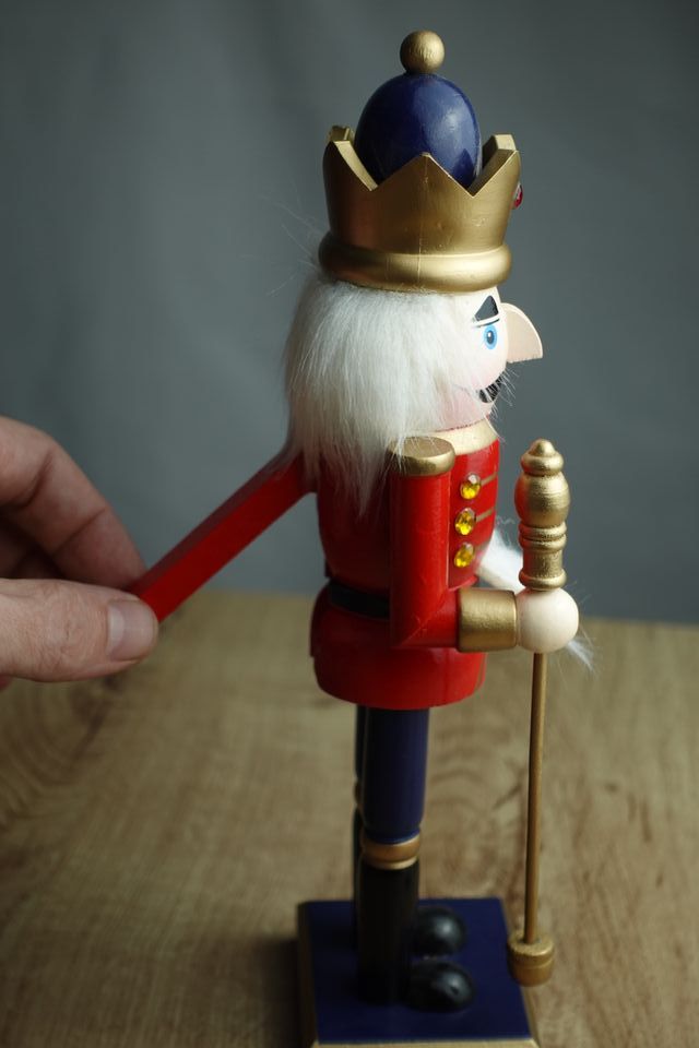 Casca-nozes Rei Madeira 36cm Vermelho Dourado