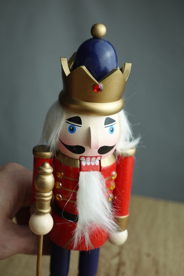 Casca-nozes Rei Madeira 36cm Vermelho Dourado