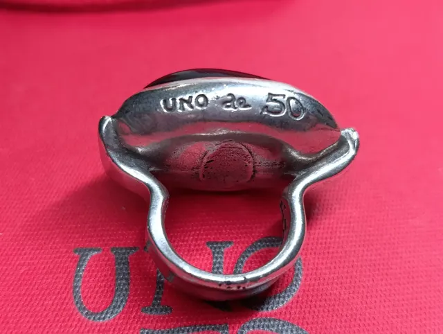 Anillo UNOde50 Plata y Piedra Negra