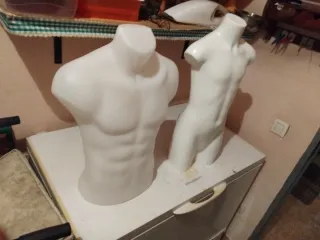 Maniquíes de plástico blancos