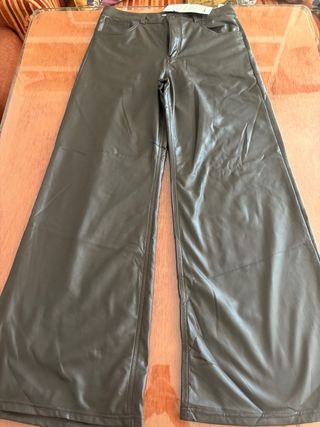 Pantalón campana Pull&Bear piel sintética marrón