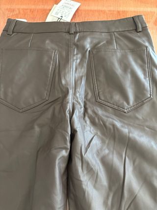 Pantalón campana Pull&Bear piel sintética marrón