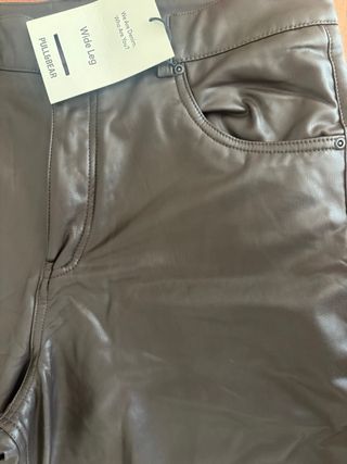Pantalón campana Pull&Bear piel sintética marrón