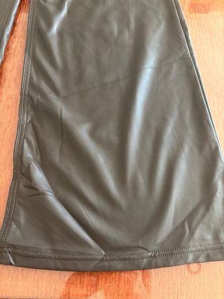 Pantalón campana Pull&Bear piel sintética marrón