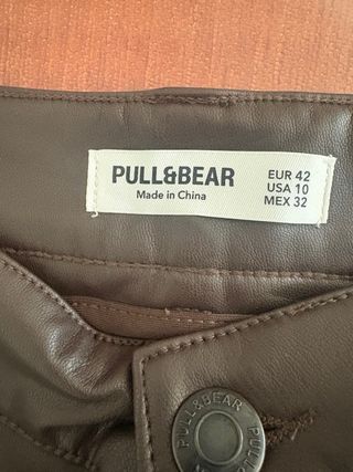 Pantalón campana Pull&Bear piel sintética marrón