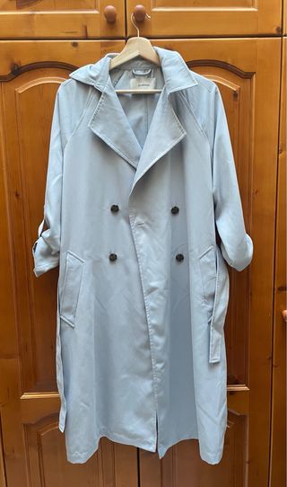 Gabardina tamaño midi en tono gris de Stradivarius