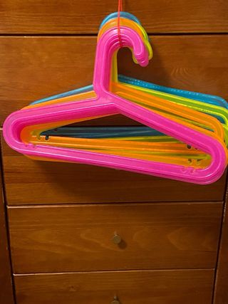 Lote de perchas infantiles de plástico