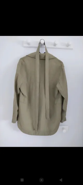 Chaqueta Bershka verde militar mujer