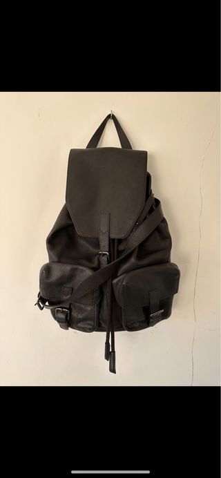 Mochila de piel negra