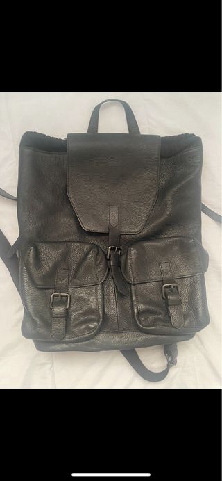 Mochila de piel negra