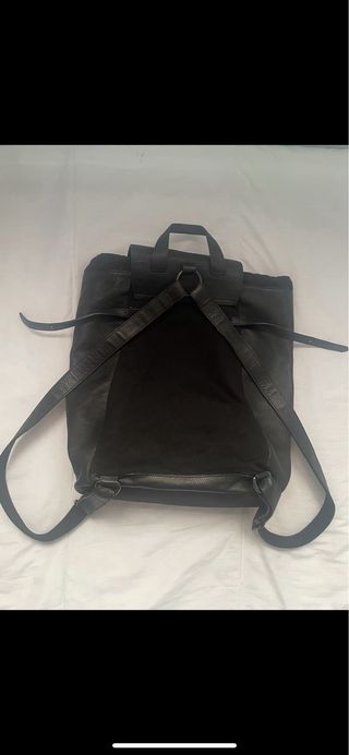 Mochila de piel negra