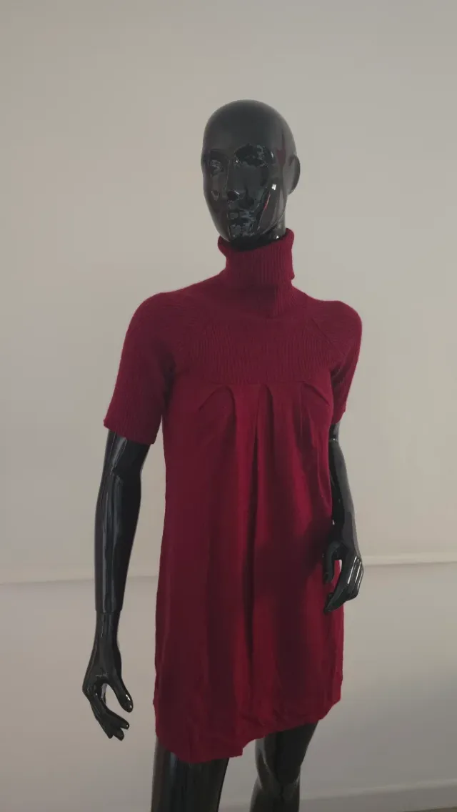 Vestido corto de punto cuello vuelto burdeos