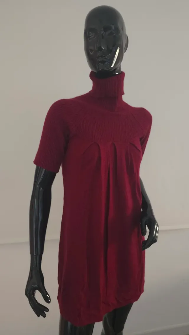Vestido corto de punto cuello vuelto burdeos