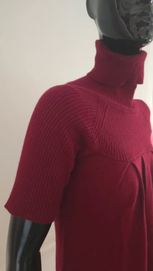 Vestido corto de punto cuello vuelto burdeos