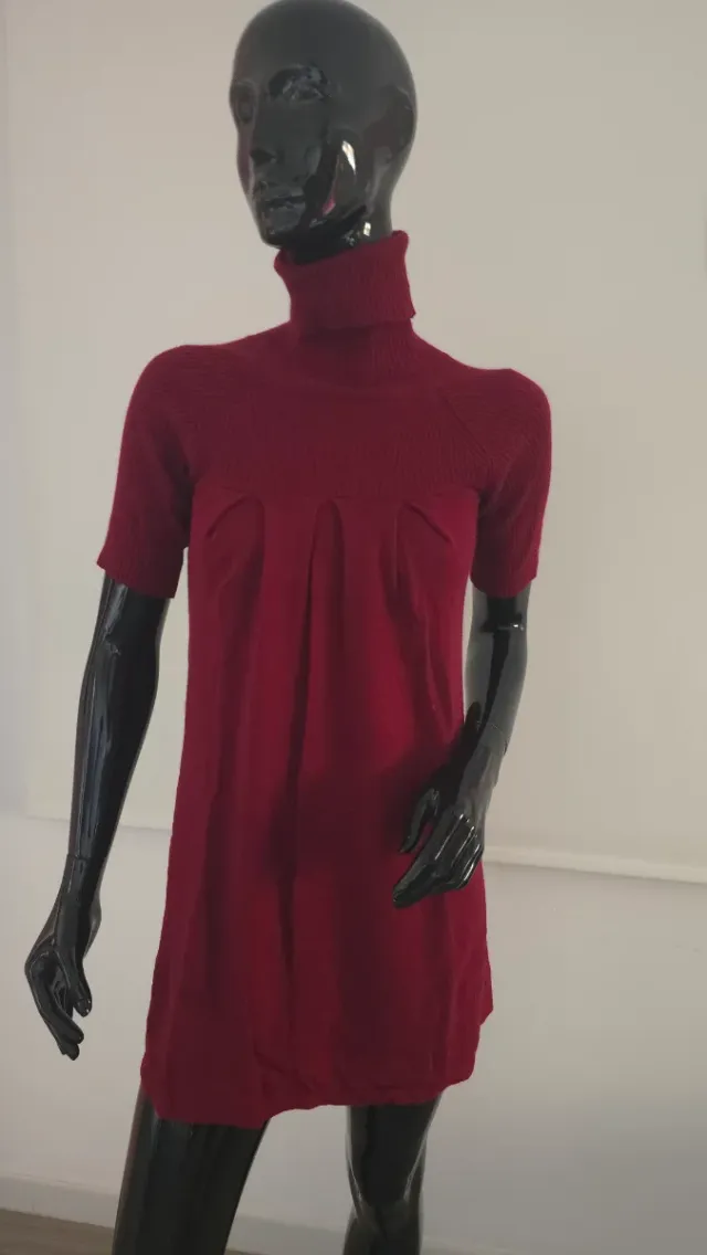 Vestido corto de punto cuello vuelto burdeos