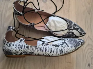 Bailarinas piel estampado pitón con cordones