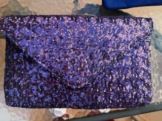 Bolso de lentejuelas morado y plateado