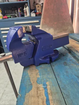 Tornillo de banco azul