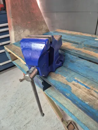 Tornillo de banco azul