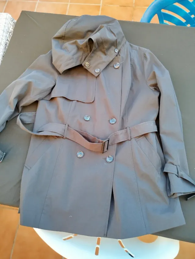 Gabardina color caqui con cinturón y flores