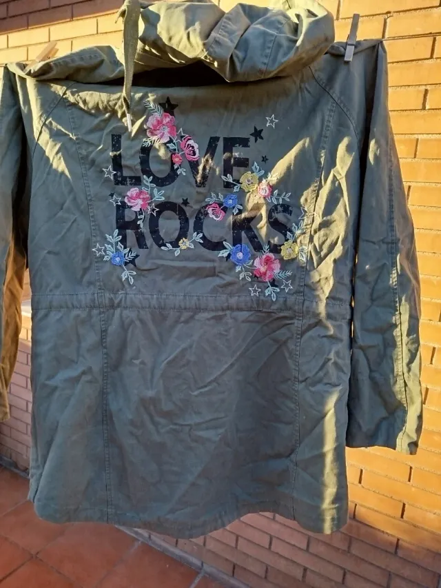 Gabardina color caqui con cinturón y flores