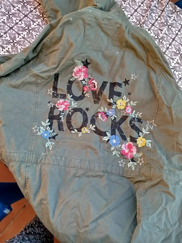 Gabardina color caqui con cinturón y flores