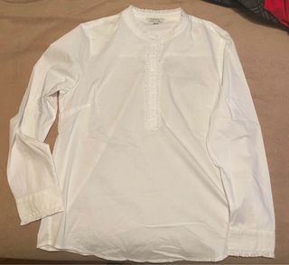 Camisa blanca con cuello mao y volantes