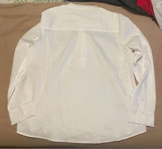 Camisa blanca con cuello mao y volantes