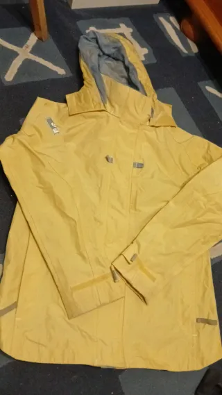 Abrigo Decathlon Amarillo