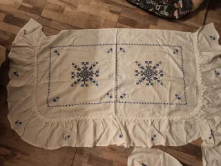 Colcha y cubre almohada de hilo bordadas a mano