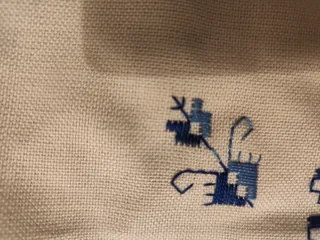 Colcha y cubre almohada de hilo bordadas a mano