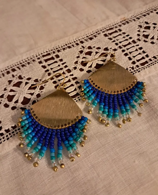 Pendientes hechos a mano, azules y dorados