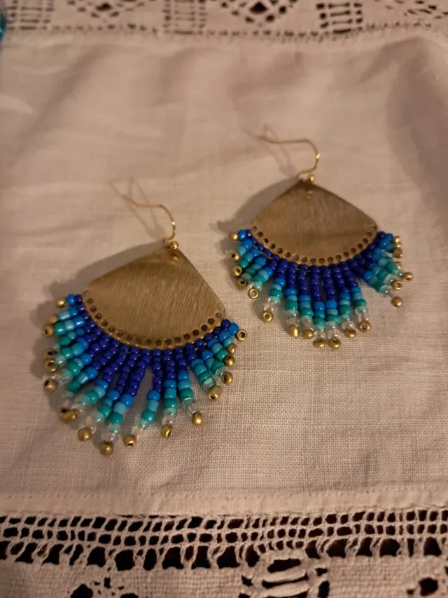 Pendientes hechos a mano, azules y dorados